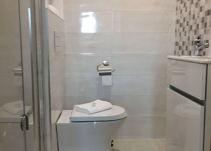 White House 3* אבאירו