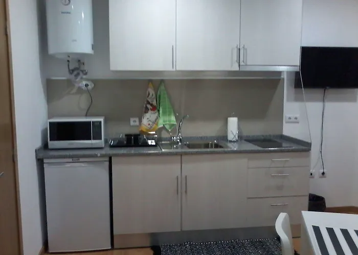 White House 3* אבאירו