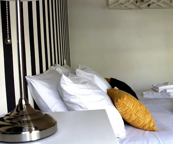 White House 3* אבאירו