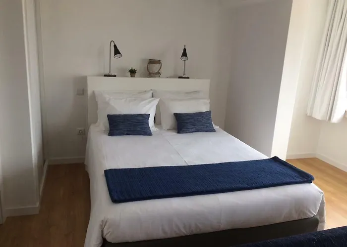 White House 3* אבאירו